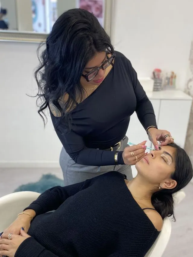 Una profesional de Candora atiende a una clienta en el centro de estética de Móstoles