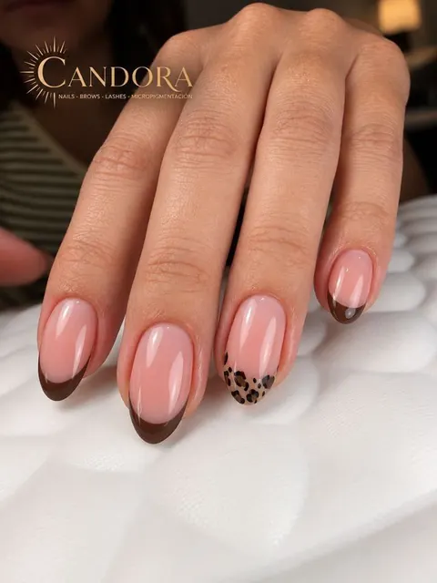 Manicura francesa en chocolate con detalle de animal print