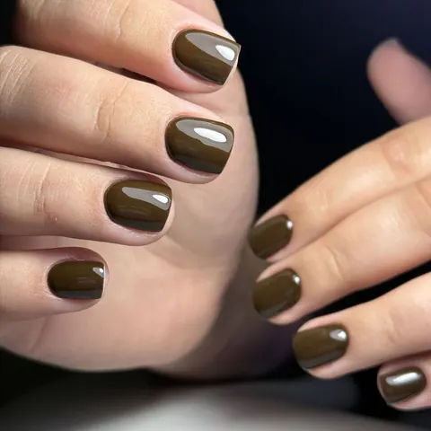 Manicura semipermanente en marrón oliva con acabado brillo