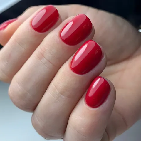 Manicura semipermanente en rojo sobre uñas cortas
