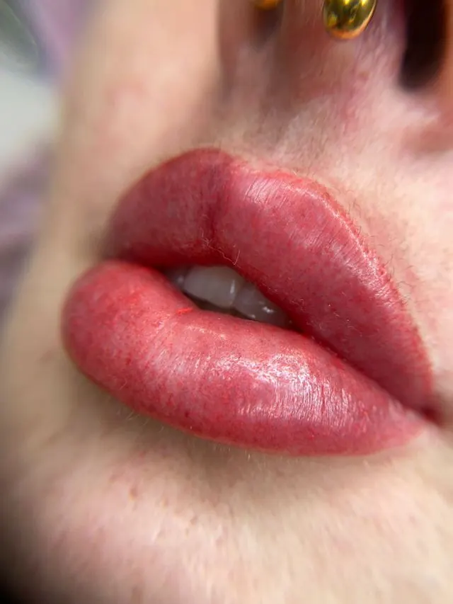 Micropigmentación de labios en tono rojo, primer plano
