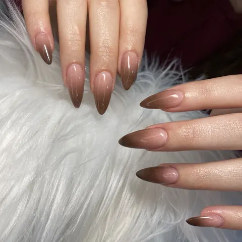 Uñas en degradado de marrón a nude