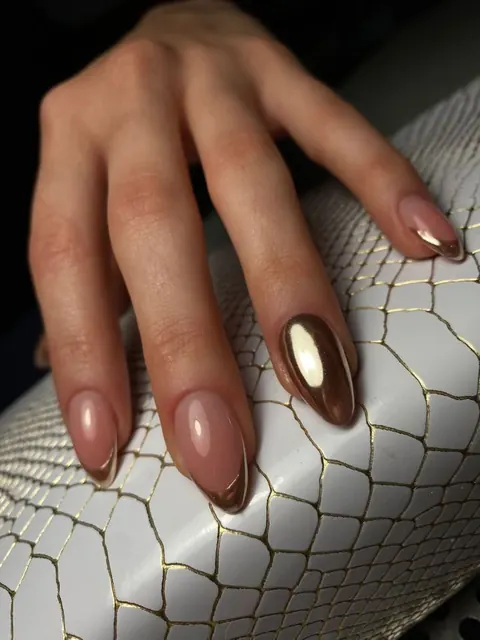 Uñas con efecto espejo cromado sobre base nude