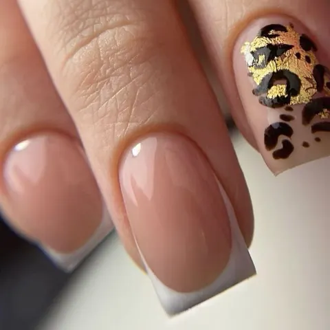 Manicura francesa con decoración de leopardo y pan de oro