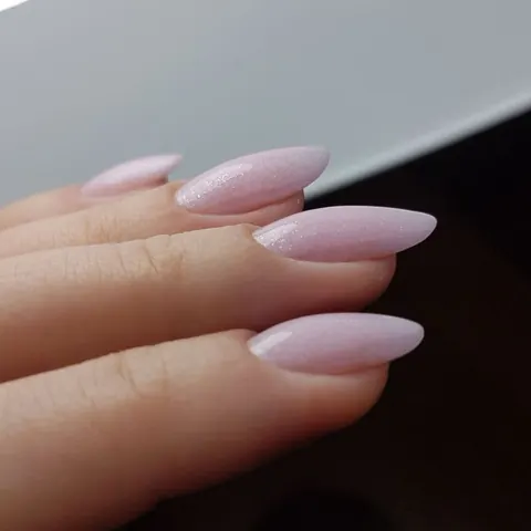 Uñas rosas con brillo en forma de almendra