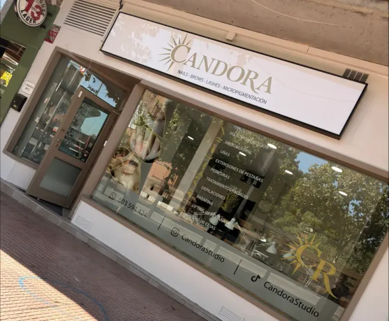 Fachada de Candora en la calle Orquídea de Móstoles, con el rótulo y el escaparate