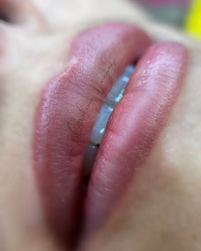 Micropigmentación de labios en tono rosado, primer plano